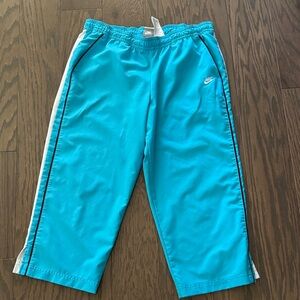 Nike capri pants with an elastic waistband and side pockets
